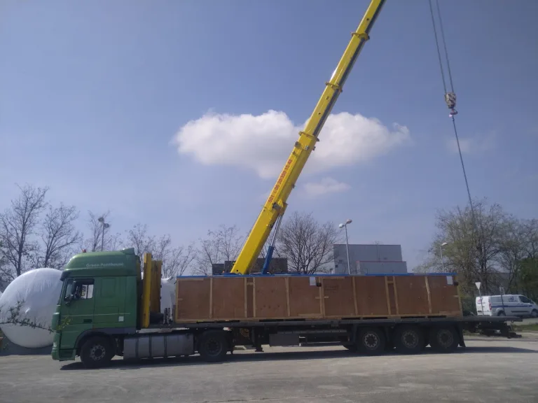 Transport z odprto prikolico